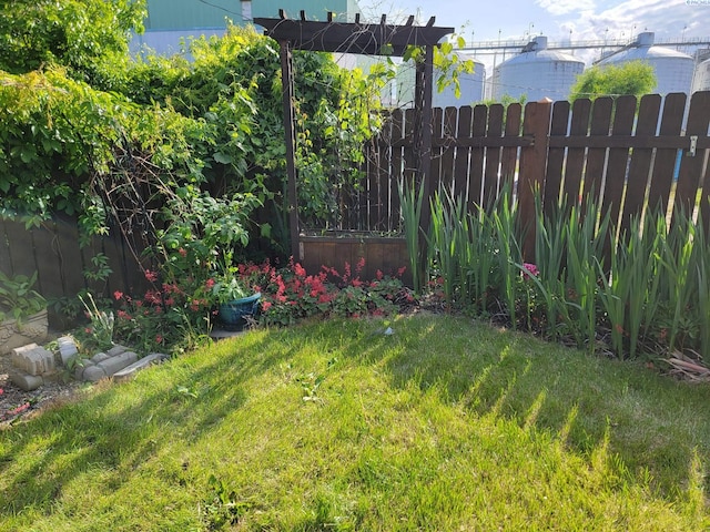 208 E 4th St, Grandview, WA 98930 - view of yard
