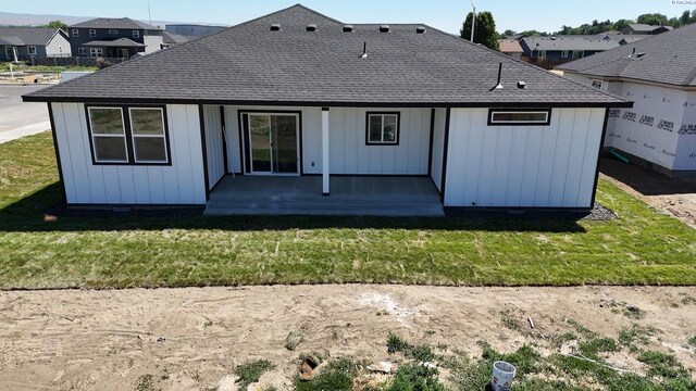 301 Victoria St, Sunnyside, WA 98944 - rear view of house with a shingled roof, a yard, a porch, and a residential view