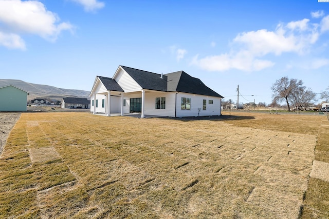 view of front of property with a front lawn