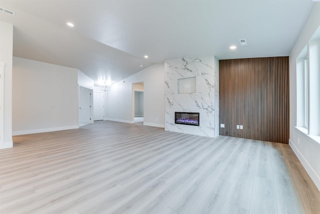 6150 W 30th Pl, Kennewick, WA 99338 - unfurnished living room with recessed lighting, light wood finished floors, baseboards, a premium fireplace, and vaulted ceiling