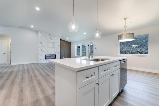 6150 W 30th Pl, Kennewick, WA 99338 - kitchen with a sink, lofted ceiling, stainless steel dishwasher, light countertops, and light wood-type flooring