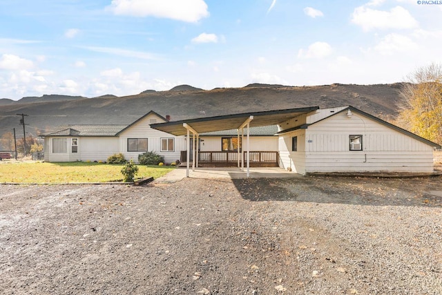 view of front of property featuring a mountain view and a front yard