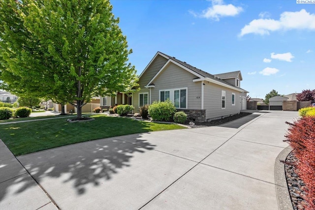 404 S Georgia St, Kennewick, WA 99338 - view of front facade with fence and a front yard