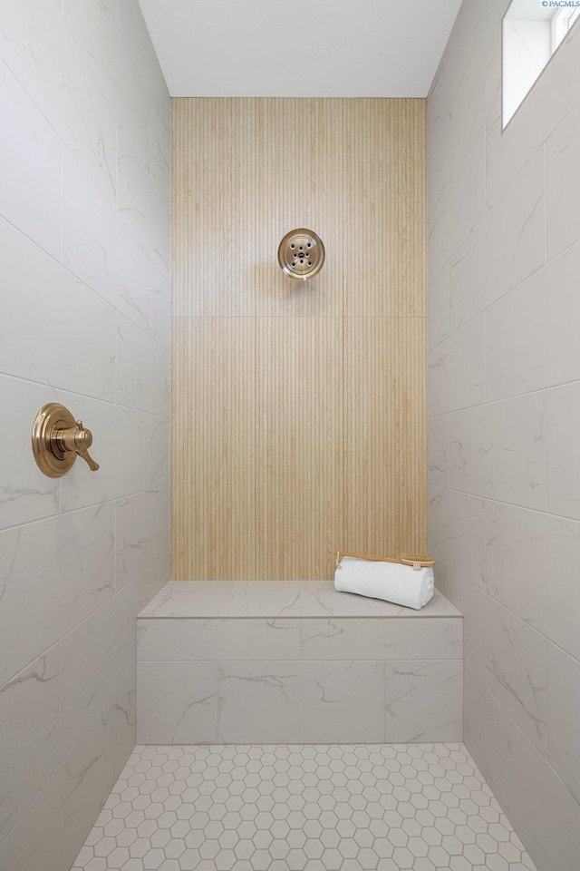 bathroom featuring a tile shower