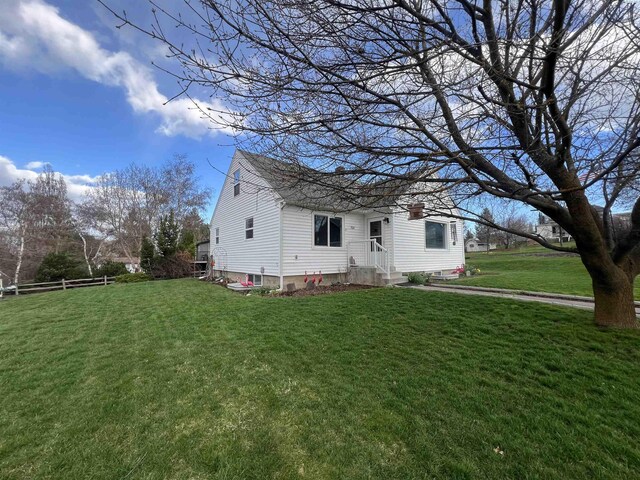 view of front of property with a front yard