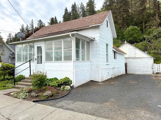 419 W A Ave, Colfax, WA 99111 - view of front of property featuring a sunroom, crawl space, and roof with shingles