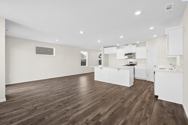 688 S Zeelar St, Kennewick, WA 99336 - kitchen featuring appliances with stainless steel finishes, open floor plan, dark wood-style floors, a kitchen island, and recessed lighting