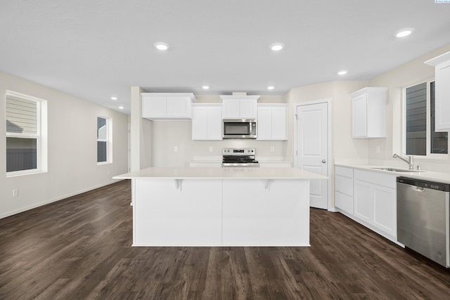 688 S Zeelar St, Kennewick, WA 99336 - kitchen with stainless steel appliances, a sink, dark wood-type flooring, a kitchen island, and recessed lighting