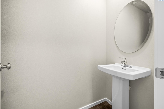 688 S Zeelar St, Kennewick, WA 99336 - bathroom featuring baseboards and wood finished floors