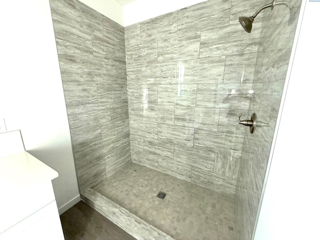 bathroom featuring a tile shower