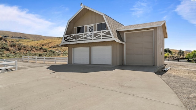 151002 W Richards Rd, Prosser, WA 99350 - garage with a mountain view and concrete driveway