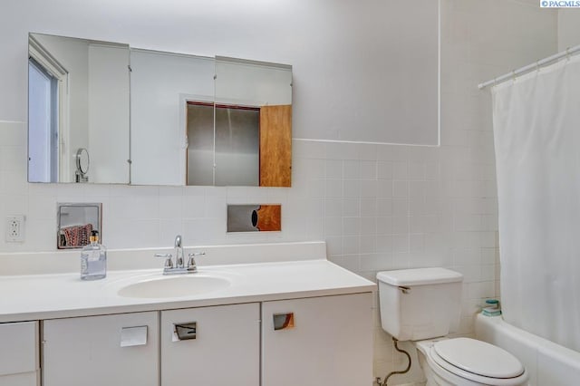 1706 Gaillard Pl, Richland, WA 99354 - full bath with vanity, toilet, tile walls, shower / bath combination with curtain, and decorative backsplash