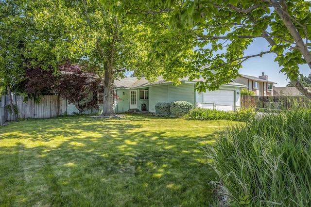 706 W 42nd Ave, Kennewick, WA 99337 - view of yard featuring an attached garage