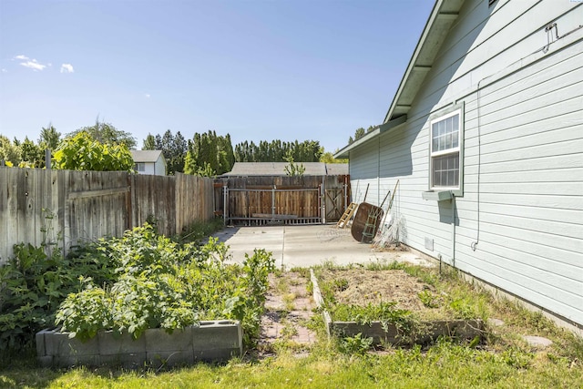 706 W 42nd Ave, Kennewick, WA 99337 - fenced backyard featuring a patio area