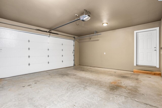 1408 Singh Ln, Sunnyside, WA 98944 - garage featuring a garage door opener