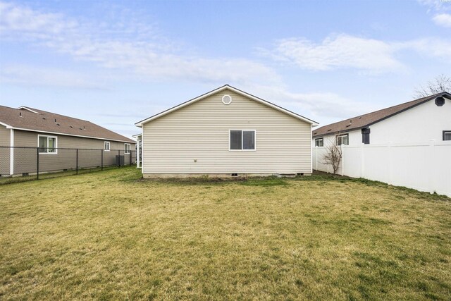 1408 Singh Ln, Sunnyside, WA 98944 - back of house featuring a yard