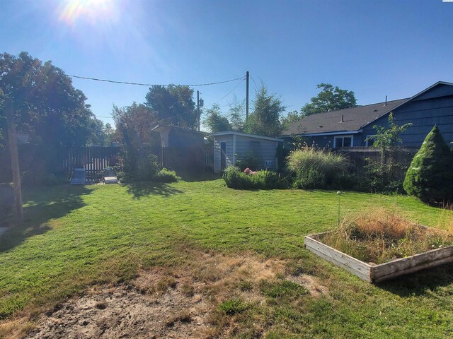 3011 W Hood Ave, Kennewick, WA 99336 - view of yard with a vegetable garden