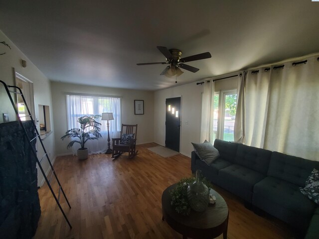 3011 W Hood Ave, Kennewick, WA 99336 - living area featuring plenty of natural light, wood finished floors, and ceiling fan