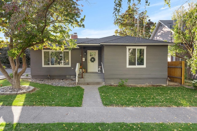 view of front of property featuring a front yard