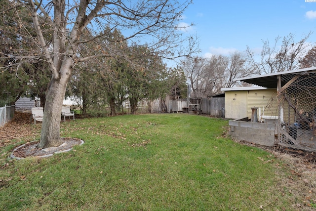 view of yard with an outbuilding