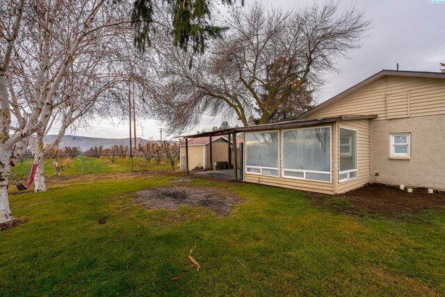 view of yard with a mountain view