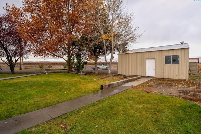 view of yard with an outbuilding