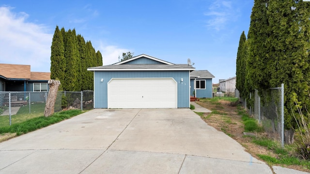 505 Armas Ct, Grandview, WA 98930 - single story home featuring an attached garage, fence, and concrete driveway
