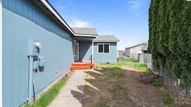 505 Armas Ct, Grandview, WA 98930 - entrance to property featuring fence, a shingled roof, and crawl space