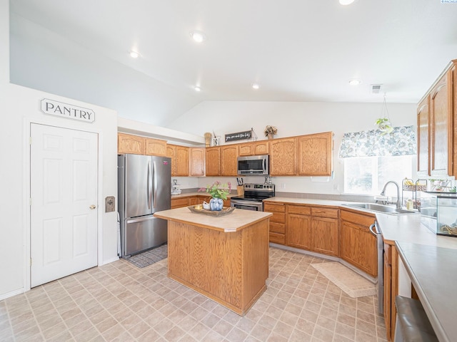 612 S Young St, Kennewick, WA 99336 - kitchen with stainless steel appliances, a sink, light countertops, a center island, and vaulted ceiling