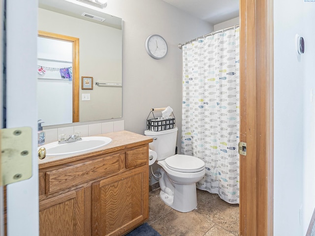 612 S Young St, Kennewick, WA 99336 - bathroom featuring vanity, toilet, and curtained shower