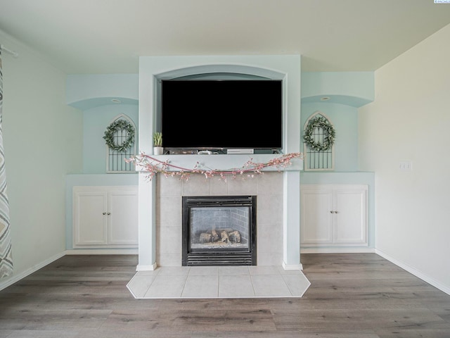 612 S Young St, Kennewick, WA 99336 - detailed view of a tiled fireplace, wood finished floors, and baseboards