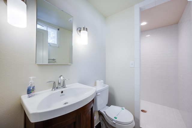 912 S Lake St, Colfax, WA 99111 - bathroom with a tile shower and vanity