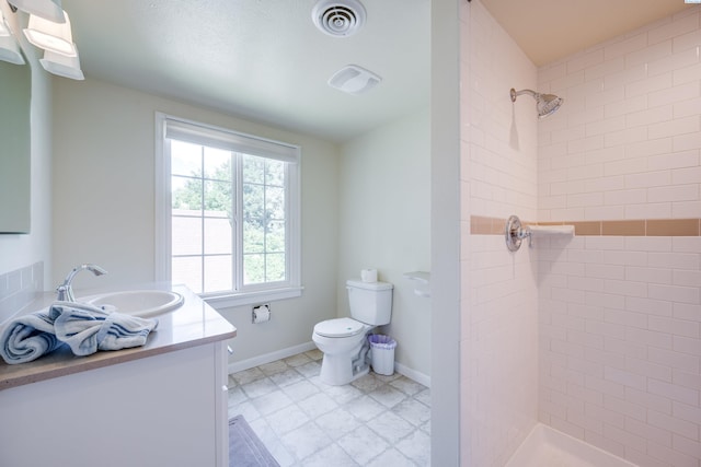 912 S Lake St, Colfax, WA 99111 - bathroom featuring vanity and tiled shower