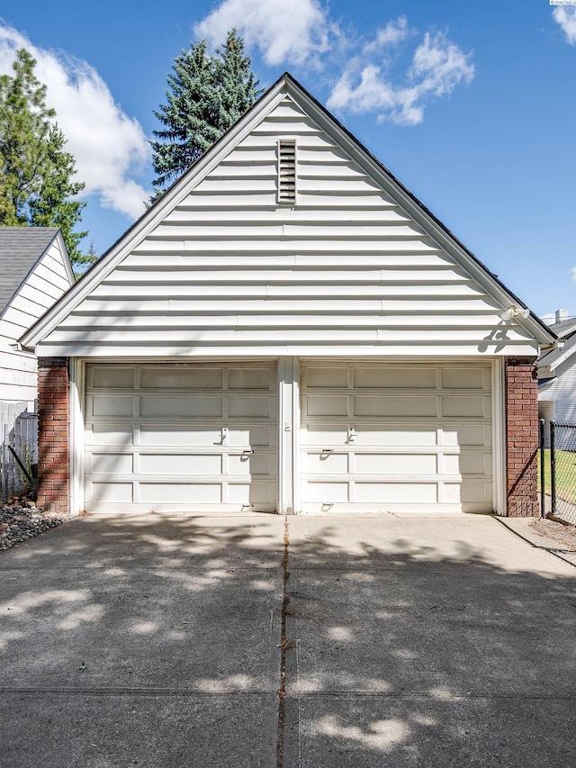 912 S Lake St, Colfax, WA 99111 - garage with driveway