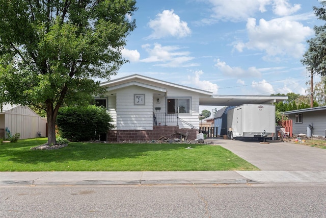 1506 Wilson St, Richland, WA 99354 - view of front facade with driveway, a front lawn, and a carport
