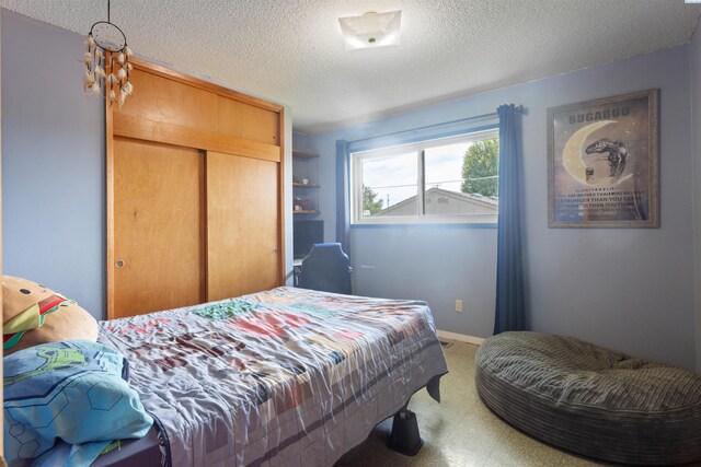 1506 Wilson St, Richland, WA 99354 - bedroom with a closet and a textured ceiling