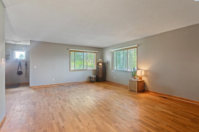 1506 Wilson St, Richland, WA 99354 - unfurnished room with light wood-style flooring and healthy amount of natural light