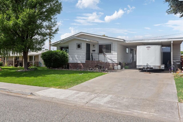 1506 Wilson St, Richland, WA 99354 - view of front of home featuring a carport, driveway, and a front yard