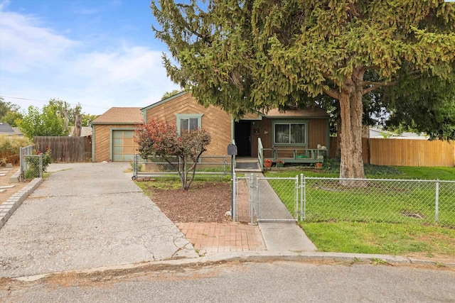 view of front of house featuring a front yard