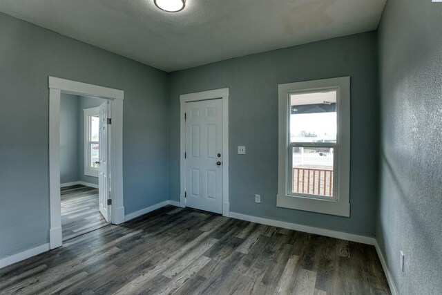 503 Grandridge Ave, Grandview, WA 98930 - foyer entrance featuring baseboards, a textured ceiling, and dark wood-style floors