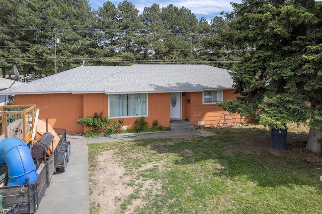 775 S 4th Ave, Othello, WA 99344 - ranch-style house featuring roof with shingles and a front yard