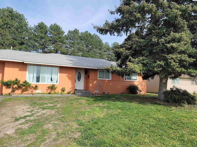 775 S 4th Ave, Othello, WA 99344 - ranch-style home featuring a front yard and board and batten siding