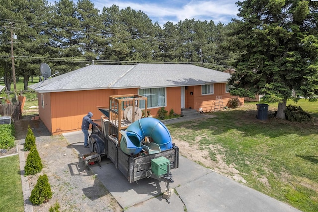 775 S 4th Ave, Othello, WA 99344 - view of front of property featuring a front yard and roof with shingles