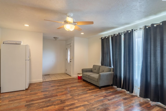 775 S 4th Ave, Othello, WA 99344 - sitting room with light wood-type flooring, a ceiling fan, recessed lighting, and baseboards