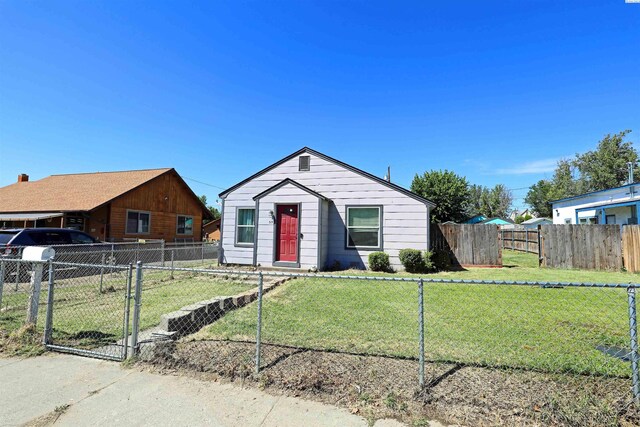 313 E 5th Ave, Kennewick, WA 99336 - view of front facade featuring a gate