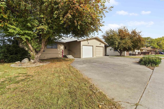 view of front of property with a front lawn