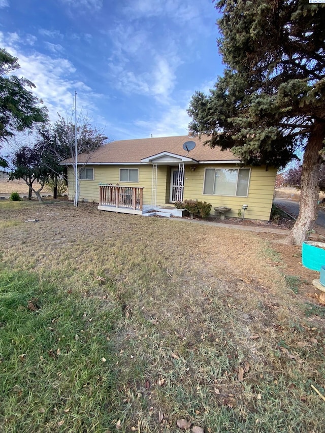 ranch-style house featuring a front yard