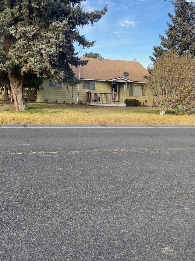 ranch-style house with a front yard