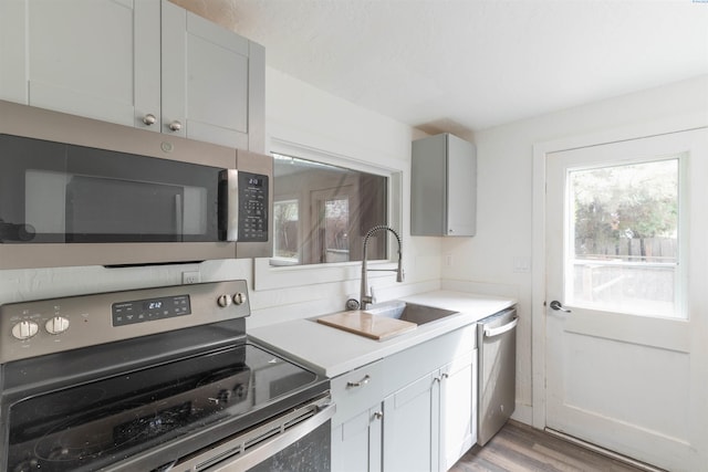 615 SW Winter Cir, Pullman, WA 99163 - kitchen featuring stainless steel appliances, a sink, light wood-style floors, and light countertops