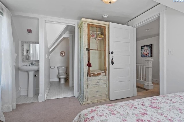 257 N Wamba Rd, Prosser, WA 99350 - bedroom featuring connected bathroom, carpet, and baseboards